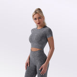 Woman wearing a women's seamless yoga set in gray, suitable for fitness exercise and various seasons.